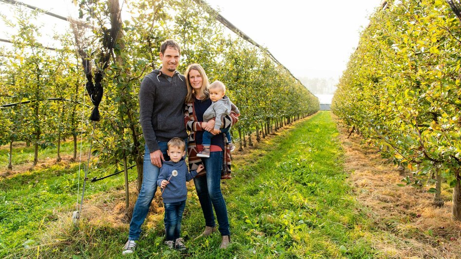 Nina und Seppi mit den Kindern | © Obsthof Neumeister, Josef Neumeister