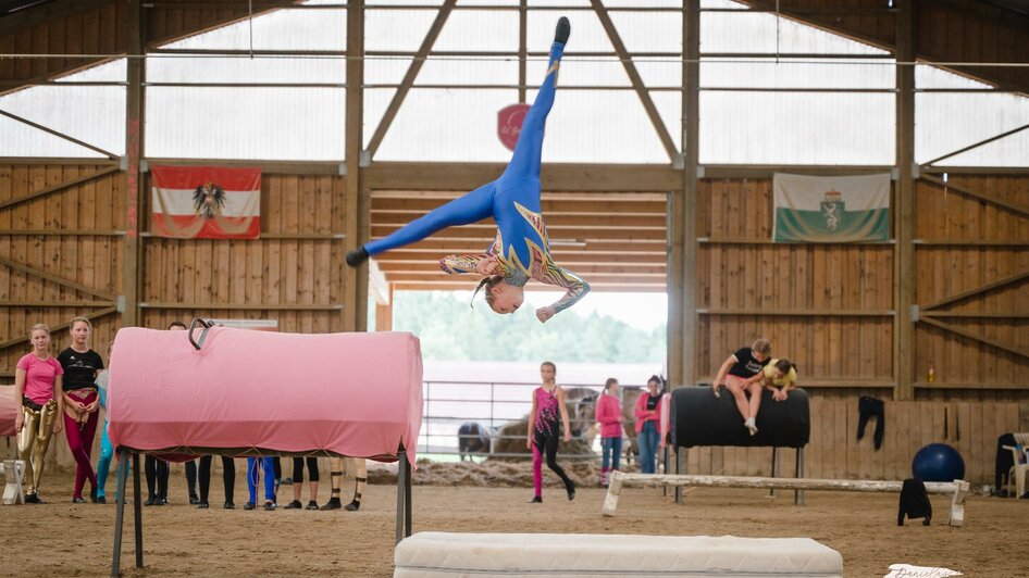 Voltigierübung in der Reithalle | © Reitclub Georgsberg