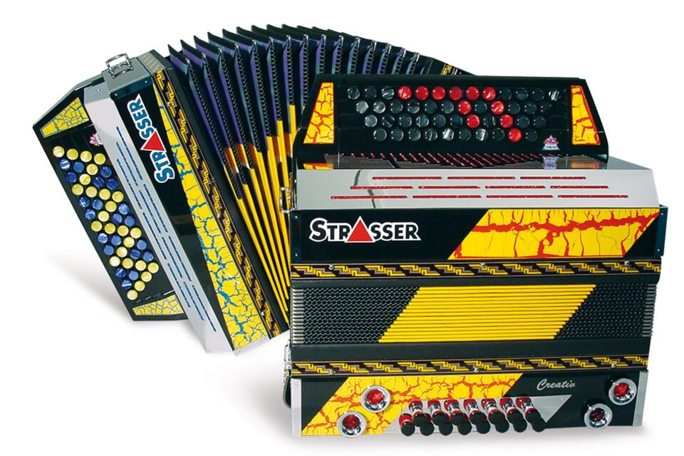 Schwarz-gelbe Strasser Steirische Harmonika mit Knöpfen und Balg, traditionelles Instrument aus der Steiermark. | © Strasser Harmonika