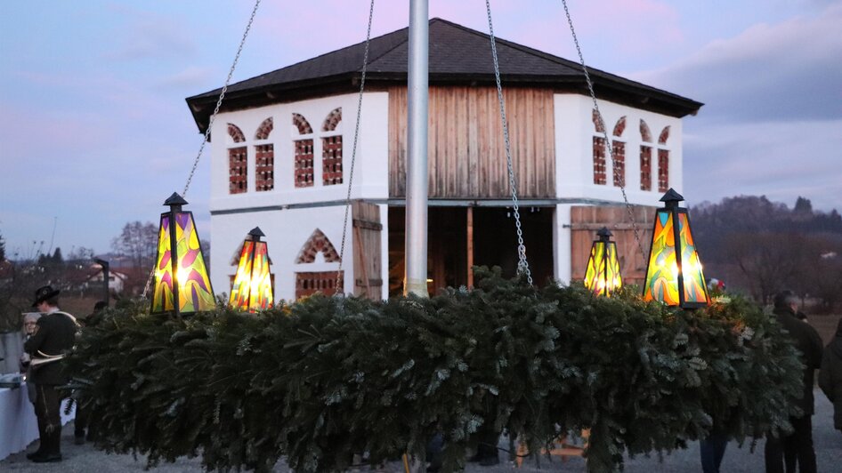 Adventkranz vor dem Achteck Stadl | © Marktgemeinde Vasoldsberg