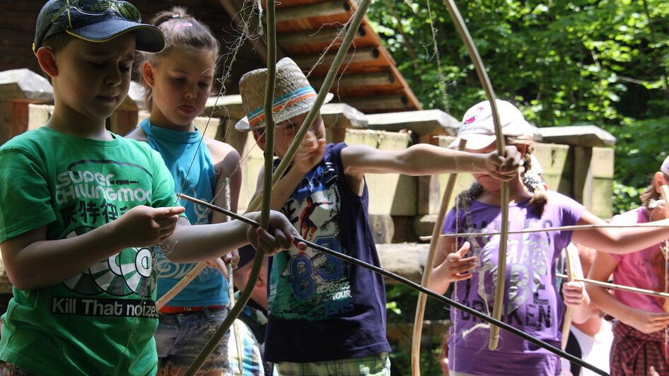 Mit Pfeil und Bogen schießen Kinder | © ÖFM