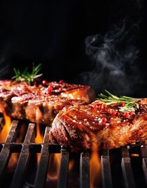 Grillen am Holzofengrill | © Fotolia_XL web | © Fotolia_XL web