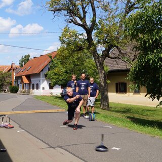 Stockschießen auf der Dorfstraße Gruisla | © FF Gruisla