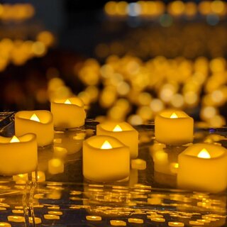 Kerzenlichter auf Parkett | © DE.Light Events UG