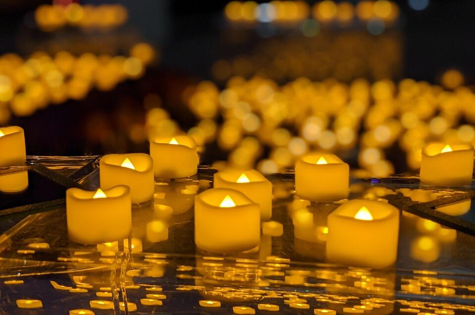 Kerzenlichter auf Parkett | © DE.Light Events UG
