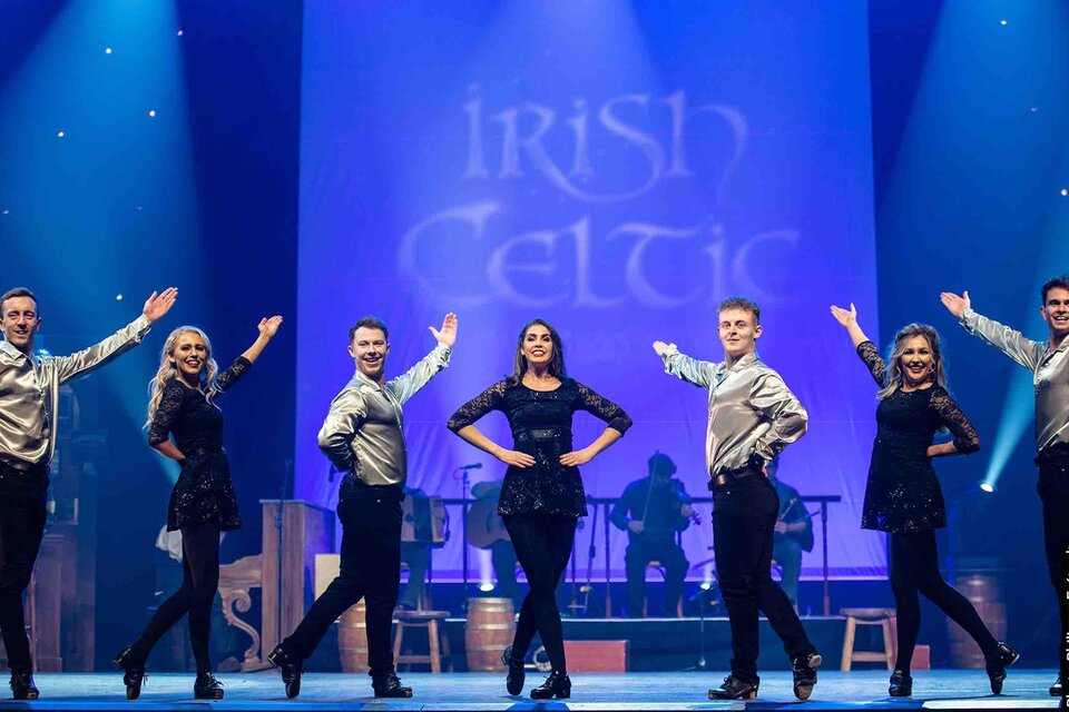 Tänzer und Tänzerinnen treten gemeinsam auf der Bühne der Helmut List Halle bei der Irish Celtic Show auf. | © Philippe Frètault