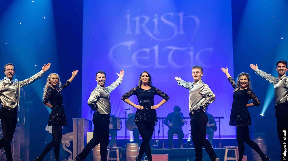 Tänzer und Tänzerinnen treten gemeinsam auf der Bühne der Helmut List Halle bei der Irish Celtic Show auf. | © Philippe Frètault