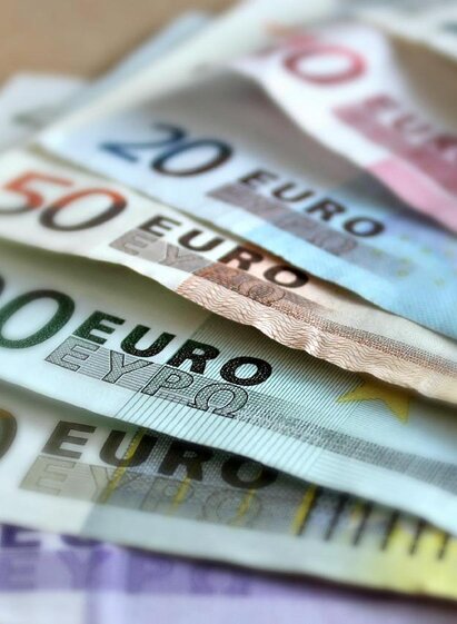 A stack of euro banknotes in different denominations. The visible amounts are 5, 20, 50, 100, 200, and 500 euros. | © Pixabay