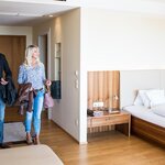 Photo of Suite, shower and bath, toilet, living room/bedroom | © Genusshotel Riegersburg/Ferder