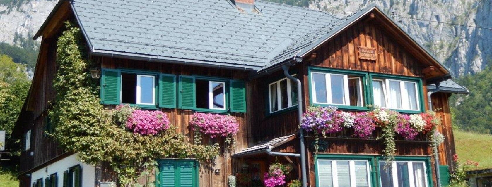 Haus Donna, Grundlsee, AuĂźenasicht mit Bergen