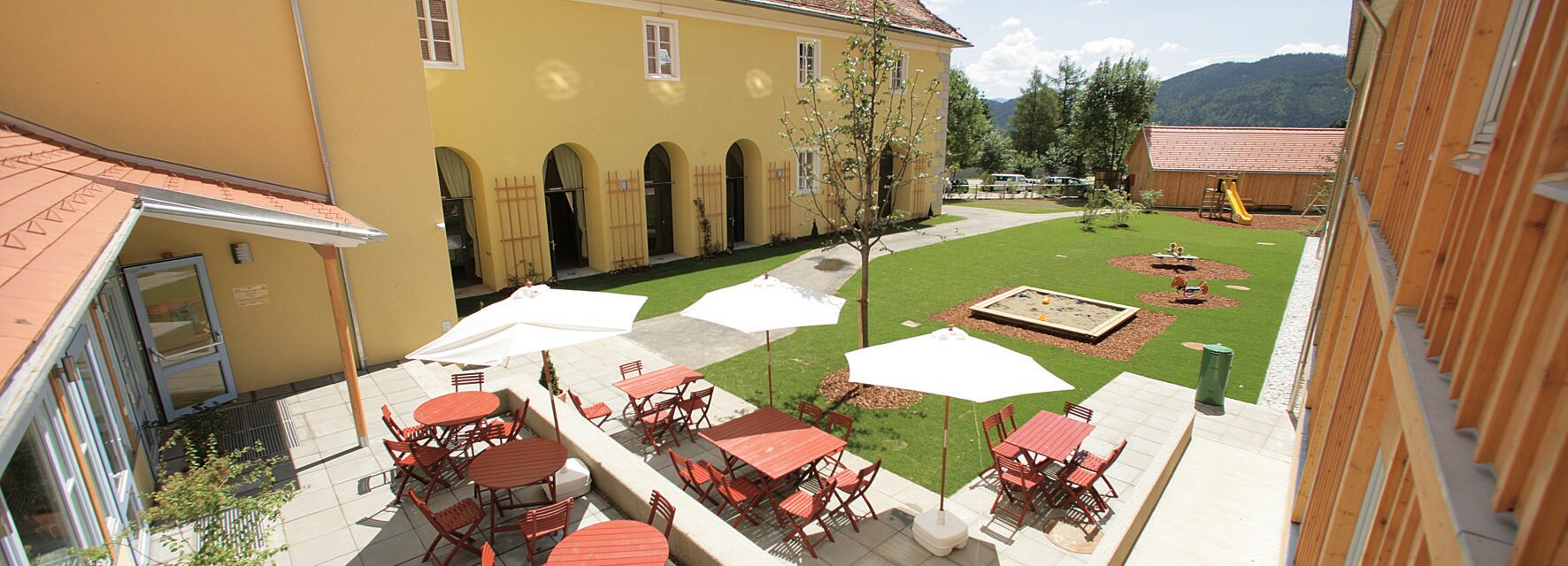 JUFAHotelSeckau-Innenhof-Terrasse-Murtal