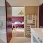 Photo of Suite, bath, toilet, north | © Karl Steinegger