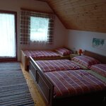Photo of 4-bed room, shower, toilet, balcony | © Privatzimmer Hasler