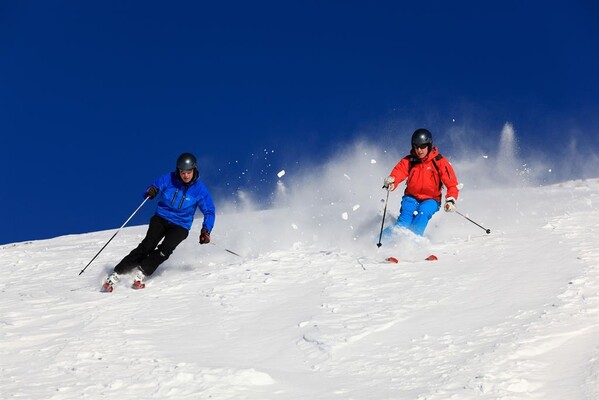 Skifahren Tiefschnee_Bildnachweis Ferienregion Lun