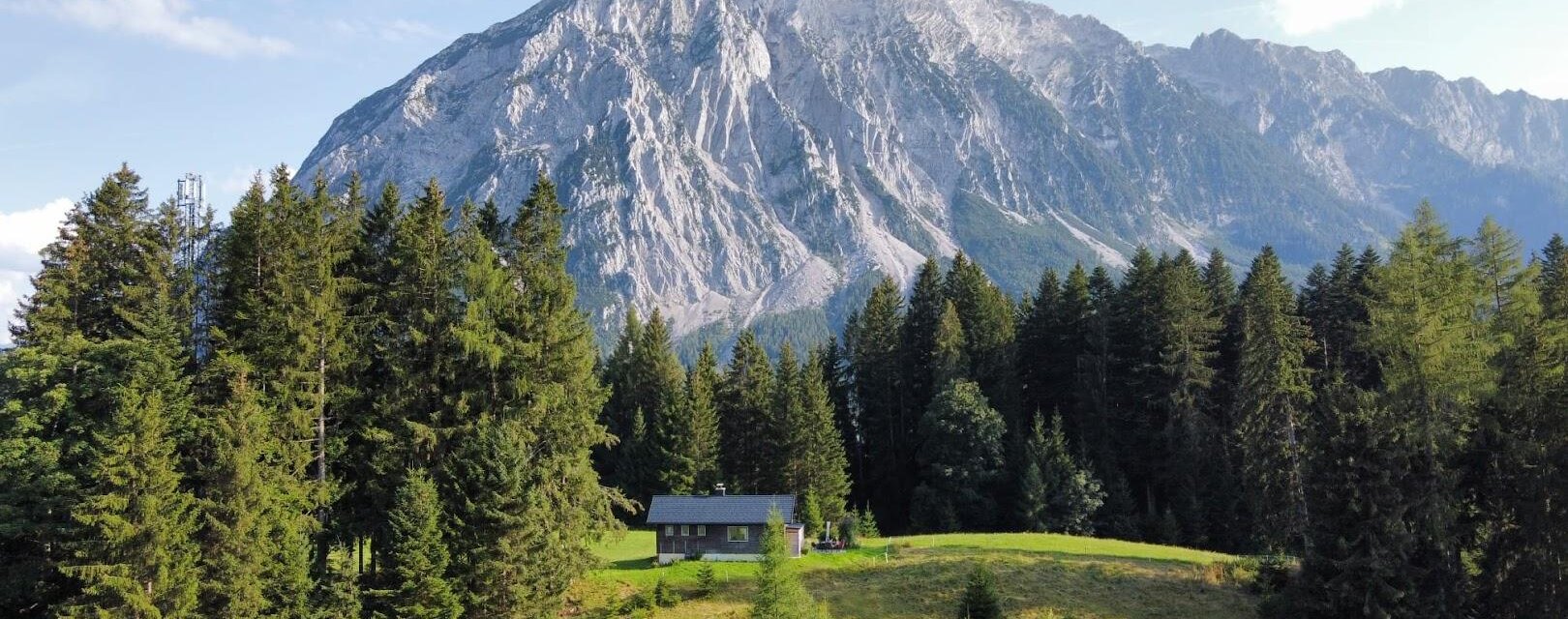 Tines Panoramahütte mit Grimming im Hintergrund