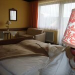 Bild von Dreibettzimmer mit Bad oder Dusche, WC, Balkon