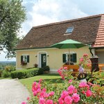 Photo of Holiday home, shower and bath, toilet, facing the garden | © Obst & Gästehof Brandl