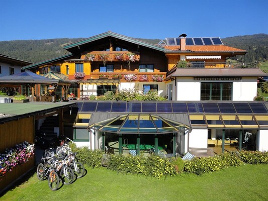 Haus Sommer mit E-Bike | © Wellnesshaus Reichelt E-Bike