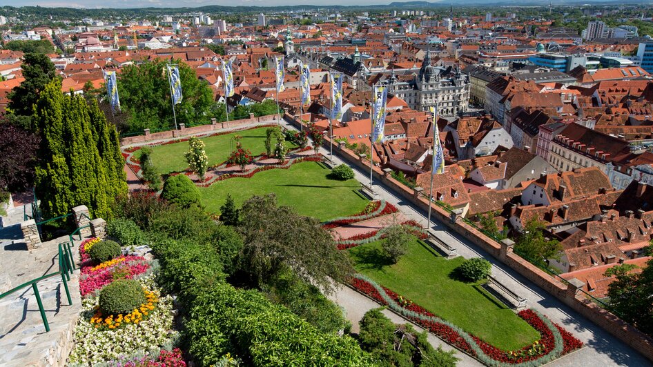 Überblick über den Herbersteingarten und die Stadt Graz.