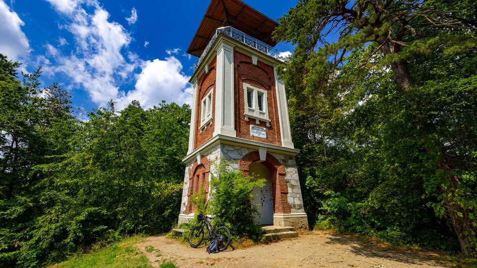 Die Stephanienwarte in Graz umgeben von Bäumen, ideal zum Wandern.