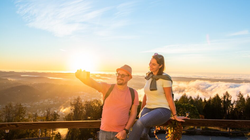 Paar macht ein Selfie bei Sonnenuntergang in Graz.