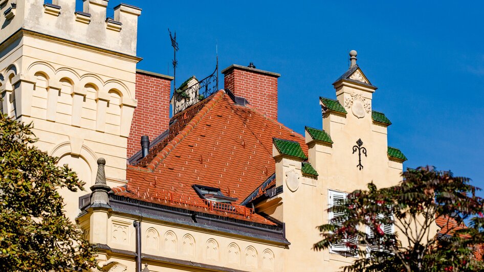Blick auf das Dach eines historischen Gebäudes mit Ziegeldach.