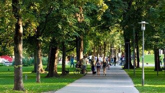 Menschen spazieren gemütlich durch den Grazer Augarten. | © Graz Tourismus - Harry Schiffer