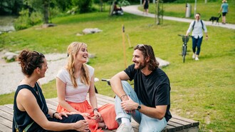 Drei Freunde genießen die Zeit im Augarten, lachen und plaudern. | © Graz Tourismus - Mias Photoart
