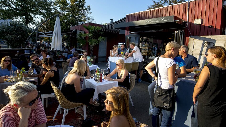 Leute am Lendplatz bei der Süßen Luise