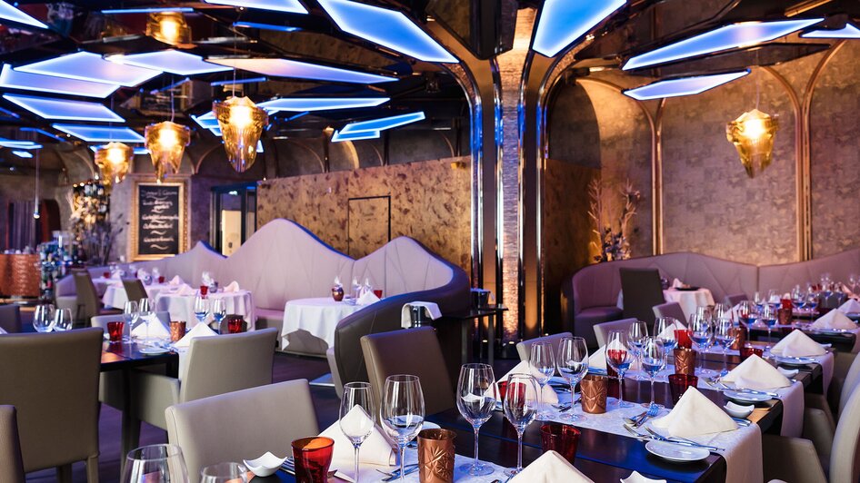 Elegantes Restaurant mit stilvollem Interieur und festlich gedeckten Tischen.