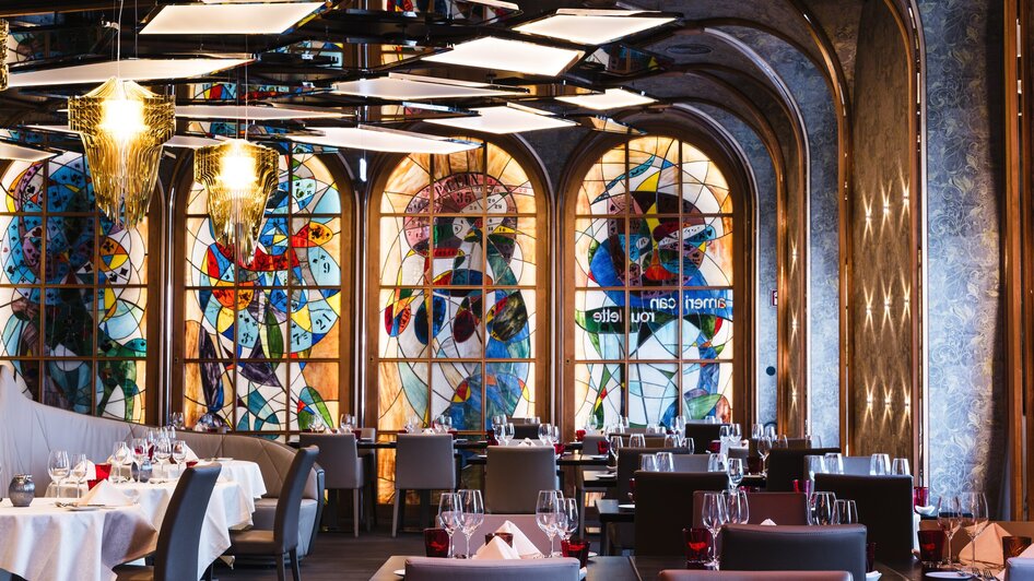 Ein elegantes Restaurant in Graz mit bunten Glasfenstern.