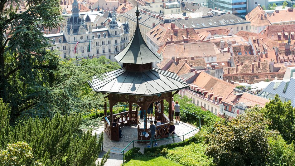 Blick auf den Chinesischen Pavillon und die Dächer von Graz.