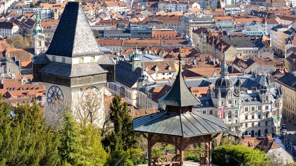 Panoramablick auf Graz mit dem Grazer Uhrturm und dem Chinesischen Pavillon.