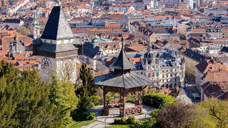 Blick auf den Grazer Uhrturm und den Chinesischen Pavillon in Graz.