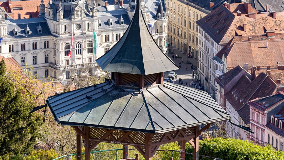 Der Chinesische Pavillon auf dem Schlossberg mit Blick über Graz.