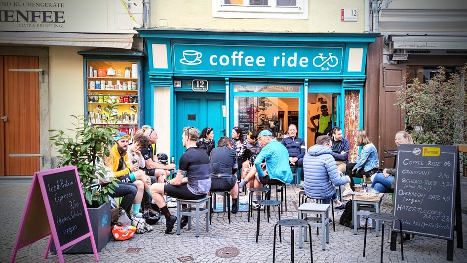 Blick auf das Café 'Coffee Ride' in Graz mit Gästen draußen. | © coffee ride