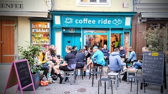 Blick auf das Café 'Coffee Ride' in Graz mit Gästen draußen. | © coffee ride