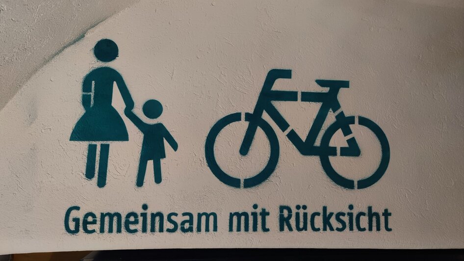 Schild zeigt Zusammenleben von Fußgängern und Radfahrern. | © coffee ride