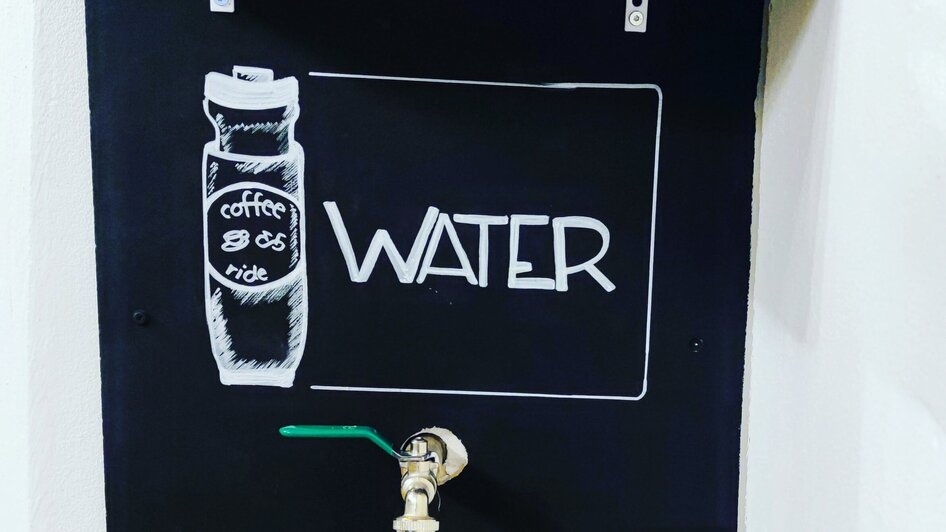 Wassertankstelle mit Gläsern und Beschriftung 'WATER'. | © coffee ride