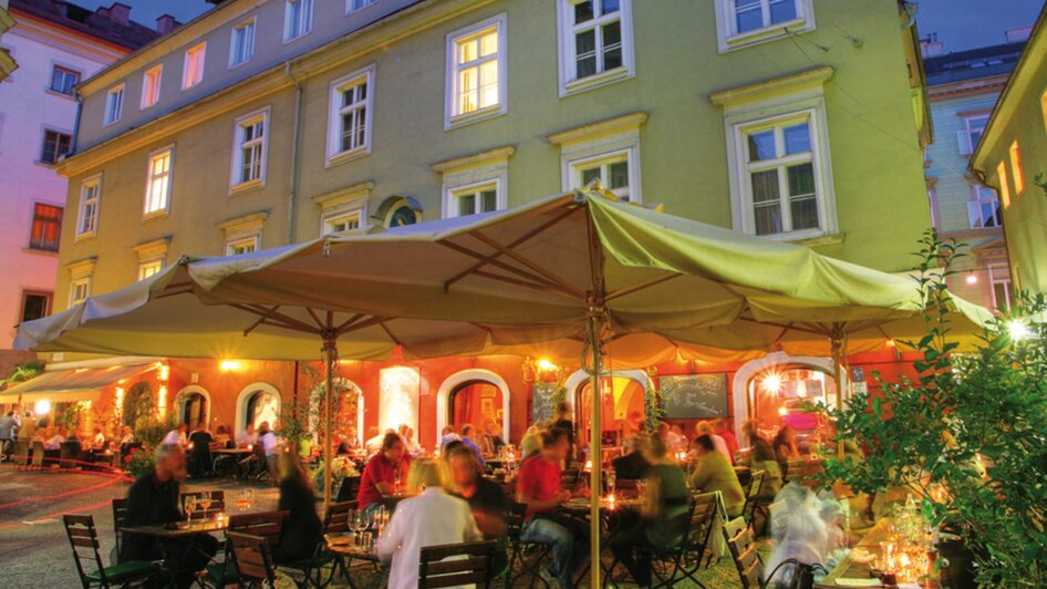 Gemütliches Restaurant mit beleuchteten Tischen in Graz. | © Don Camillo