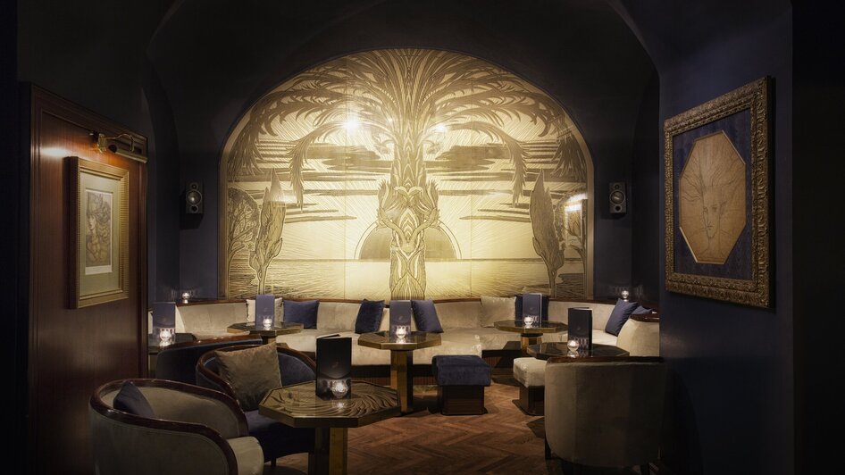 Gemütliche Eleganz in der Ernst Fuchs Bar mit stilvollem Ambiente.