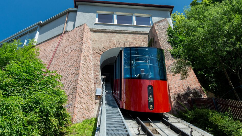 Die Schlossbergbahn in Graz, die zur Aussichtsplattform führt.