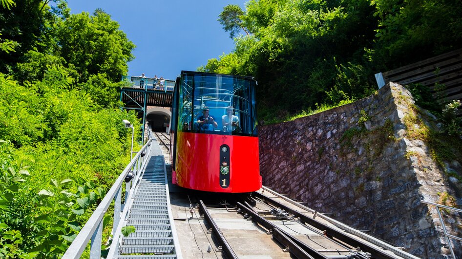 Die Schlossbergbahn in Graz bringt Fahrgäste den Hang hinauf.