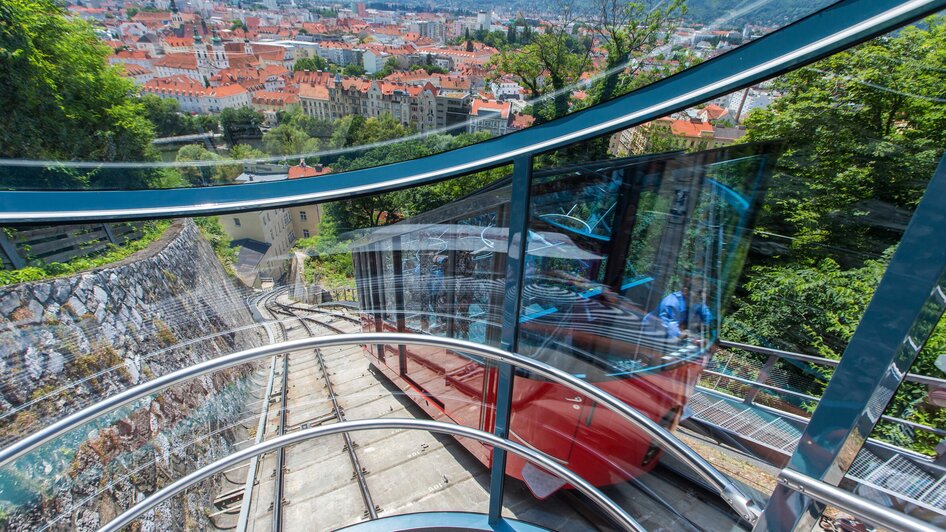 Blick auf die Schlossbergbahn und Graz von oben.