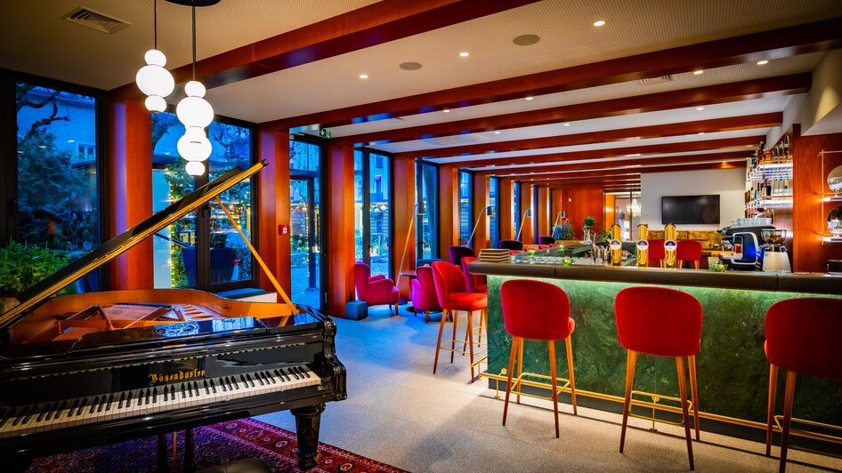 Elegante Bar Flora mit Klavier, modernem Design und gemütlicher Atmosphäre. | © Parkhotel