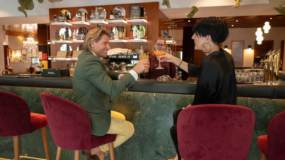Paar genießt Cocktails an der Bar im Parkhotel Graz. | © 5komma5sinne - Rene Strasser Fotografie