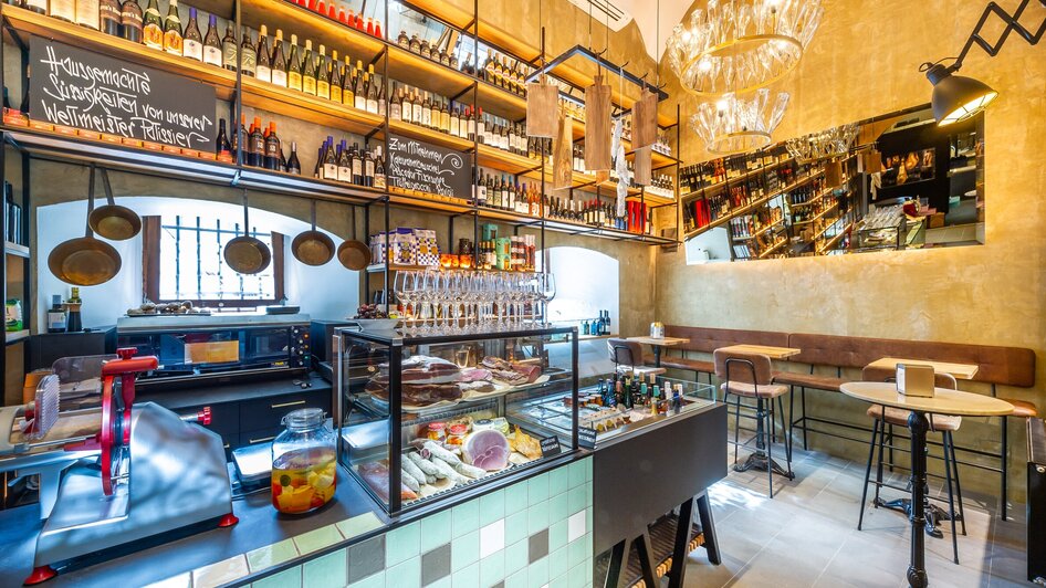 Moderne Gastronomie mit vielseitigem Angebot und Weinregalen.