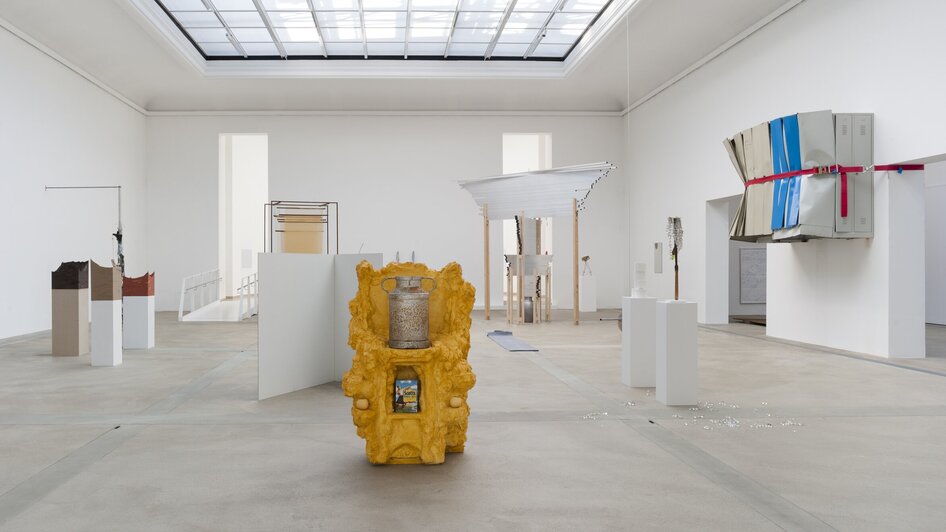 Ein moderner Ausstellungsraum mit verschiedenen Skulpturen und Installationen. | © Markus Krottendorfer