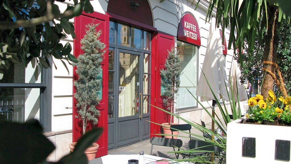 Schöne Außenterrasse des Kaffee Weitzer in Graz mit Pflanzen.