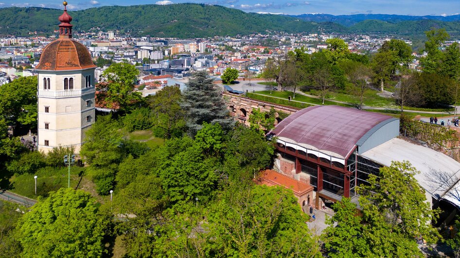 Glockenturm & Kasematten am Grazer Schlossberg | © Graz Tourismus - Harry Schiffer Blick auf den Glockenturm und die Kasematten am Grazer Schlossberg mit Stadtansicht. | © Graz Tourismus - Harry Schiffer